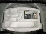 【サブトランク】ラゲッジ下には、スペアタイヤの替わりとなる応急タイヤパンク修理キットも備え付けられています。