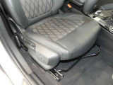 運転席シートメモリー機能:シートおよびドア・ミラーの位置を2通り記憶することができます。