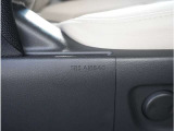 【サイドエアバッグ】側面からの衝突時、サイド・エアバッグが一瞬で展開し、胸部と臀部を保護します。サイド・エアバッグはフロントシートの外側側面に取付けられております。