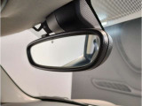 【ルームミラー一体型ETC車載器】ルームミラーの裏側に目立たない様に配置されたETCカード挿入口。スタイリッシュ且つ機能的なものとなっております。