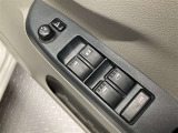全席に電動パワーウインドウを装備。乗員それぞれが快適に操作できます。