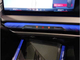 【ⅰドライブナビゲーション】文字情報も鮮明に表示する高解像度カラーディスプレイを採用。視認性に優れた地図デザインと特徴的な建造物を目印にした描写表示で現在位置を把握できます。地図データの更新も可能です
