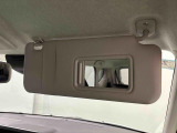 ちょっとした身だしなみチェックができるバニティミラー付き運転席・助手席サンバイザー,運転席側にはチケットホルダーも付いてます