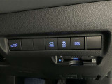 オートマチックハイビームとは、先行車や対向車のライトを認識し、ハイビームとロービームを自動で切り替える機能です。夜道の視界を確保します。詳細は販売店スタッフまでおたずねください。