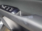 運転席以外のウィンドウ操作を制限できるパワーウィンドウロック機能を搭載!お子様や同乗者の誤操作を防ぎ、走行中の不意の開閉や危険を未然に防止します。同乗者がいるドライブでも安心感をもたらす安全機能です。
