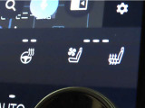 ステアリングヒーターと前席にシートヒーター&シートベンチレーションを装備しております。