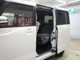 当店では専任のメカニックが大切なお客様のお車を一台一台丁寧に整備いたします。自社認証工場にてリフトアップし下回りまでキッチリ検査いたします。