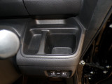 運転席の届きやすいところにドリンクホルダーがついています。視線をそらすことなく手に取れるので運転に集中できて安心ですね。