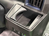運転席側掘り込み式カップホルダー