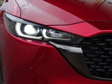 【LEDヘッドライト】明るく白い光で夜の視界を確保し、安全運転をサポート。シャープなデザインと美しい光のラインが、フロントフェイスを精悍に演出しています。