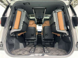 3列目シートは跳ね上げ式で折りたたみ可能です。キャンプ用品など大きな荷物もばっちり収納可能です!