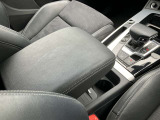 軽く操作するだけで、Audiの精密なメカニズムとドライバーの意思がシンクロし、洗練された走りの始まりを予感させるエレガントなインターフェースです。