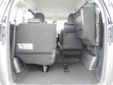 ★荷物スペース★片側だけを上げていただいて、ベビーカーを畳まずにスッポリと載せていただけますよ!