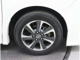 TOYOTA純正アルミホイールを装備!おしゃれなデザインだけでなく、鉄のホイールと比べて足元が軽くなり燃費向上にも貢献!