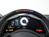 ステアリングホイールのLEDは最適なシフトタイミングをドライバーに知らせてくれます。