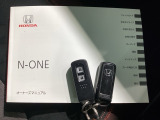 カギをバッグやポケットに入れたままでもドアロックの開閉やエンジン始動ができる『スマートキー』付き!暗くなってもキー穴を捜す必要が無くとっても便利ですから人気の装備です!