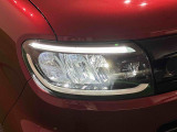 対象物が見やすく白く明るい光で夜間走行をサポートするLEDヘッドランプを搭載