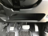 足踏み式のパーキングブレーキとなります。