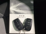 キーを持っているだけでドアハンドル横のボタンを押すとドアの施錠・開錠が行なえます。そのまま車内にキーがあればエンジンを掛けることも出来、とても便利です。