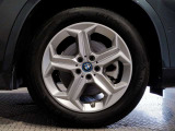 【BMWアロイホイル】軽量かつ強度に拘ったアロイホイル。走行性能ポテンシャルを引き出す設計。車の足元を引き締めてくれる大きなポイントはアロイホイルです。