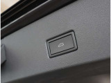 【電動テールゲート】 リアゲートはスイッチ一つで電動開閉可能。スマートに荷物の出し入れができます。