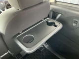 便利な折りたたみ式のテーブル。乳幼児用ドリンクマグ対応ホルダーを軽自動車で初採用。さらにタブレット端末を立てかけやすいよう形状も工夫しています。