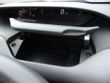 運転席前部にある小物入れにはUSBの端子口が有ります。