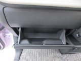 車検証ブックや小物などが収納できるスペースがあります。