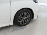 装着タイヤサイズは、225/55R19です。純正アルミホイールを装着しております。