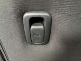 運転席の背面には荷物を引っかけておけるフックがございます(^^)/