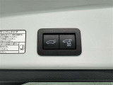 電動式バックドアです。 荷物を持ったままでもボタン一つで自動的に開け閉めできるので便利ですよ。 挟み込み防止機能も付いていますのでお子様の手や荷物を挟み込むのを防いでくれますよ。