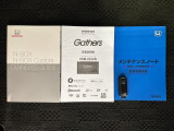 スマートキーは鍵をバッグに入れたままでもドアロックの開閉やエンジンのON・OFFができます。夜間や雨の日も鍵を探さなくて良いので便利です。