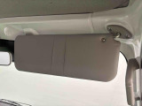 運転席(チケットフォルダー付き)・助手席サンバイザー。眩しい日差しをシャットアウト!