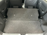 【ラゲージフロア】お客様に気持ち良く乗っていただけるよう、工具を使わず取り外せる部品は全て取り外し清掃しております。シート可動の場合は、シートを動かし裏側まで清掃を行っております。