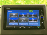 DVD・CDやFM・AM、テレビ、iPodなど、選べる音源が画面上にまとまっています。使いたい項目を確認しやすく、設定や音楽の切り替えもメニューから選べて便利です。