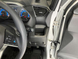 運転席側前部にドリンクホルダーあります♪運転中でも手が届きやすい位置にあって使い易いです♪