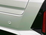 車の四隅にセンサーを施し死角になりやすい左右前後方向の障害物を感知することで、縦列駐車や車庫入れをサポートするコーナーセンサーが付いてます