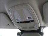 ルーフにあるボタンは、車両が始動しない場合、パンクした場合、または事故に遭った場合などの緊急時に支援の要請に使用できるため、安心感を高めることができます。