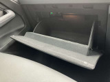 開く瞬間の滑らかな動きと、指先に伝わる確かな剛性感。柔らかな照明に照らされた空間は、外観の美しさと遜色のない上質な素材で設えられ、大切な小物を優しく包み込みます。
