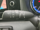 レバーにワイパー関連の表示があり、操作内容を目で確かめやすい設計です。運転席から手を伸ばしやすい位置にまとまり、雨天時などにも使いやすさを感じられます。
