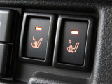 運転席・助手席にはシートヒーター機能が内蔵されています。暖房が効いてくる前に暖かくなる嬉しい装備です。