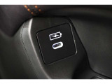 USBソケットがついていますのでコードを繋げばスマートフォンなどの充電が出来ます!