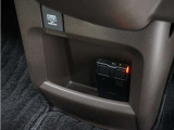 ◆センターロアボックス◆インパネ中央の下部には、ごみ箱としても使用する事ができるセンターロアボックスを装備しております。