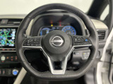プロパイロット搭載車だから高速道路などで、アクセル、ブレーキ、ハンドルの操作をアシストし、ドライバーの負担を軽減します。