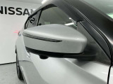 【ドアミラー】主な役割は、運転席からは見えない車の側面や斜め後方の状況を確認し、安全な運転をサポートすることです。車線変更・後続車両の確認・そして死角の低減に貢献します。