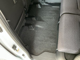 しっかりと汚れ、砂ぼこりを落とし足元まで清潔な車内空間を作り上げております♪