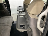 運転席・助手席の背もたれには、2列目シート用にカップホルダー付きの「格納式のシートバックテーブル」を装備しています。休憩時のちょっとした時間などカップを置いたり、小物置きに使えて便利です。