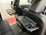 【格納式シートバックテーブル(運転席/助手席)】物が落ちにくいふち高テーブルはタブレットが立てかけられ、お子さま用のマグカップや500mlの紙パックが入るカップホルダーも備えています。