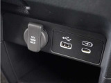 ◆USB接続端子◆スマホやiPodなどを接続して、いつもの音楽を車内でもお楽しみいただけます♪