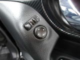 運転席から左右のドアミラーの開閉が可能です♪駐車場でのドアミラーの折り畳みが簡単です♪
